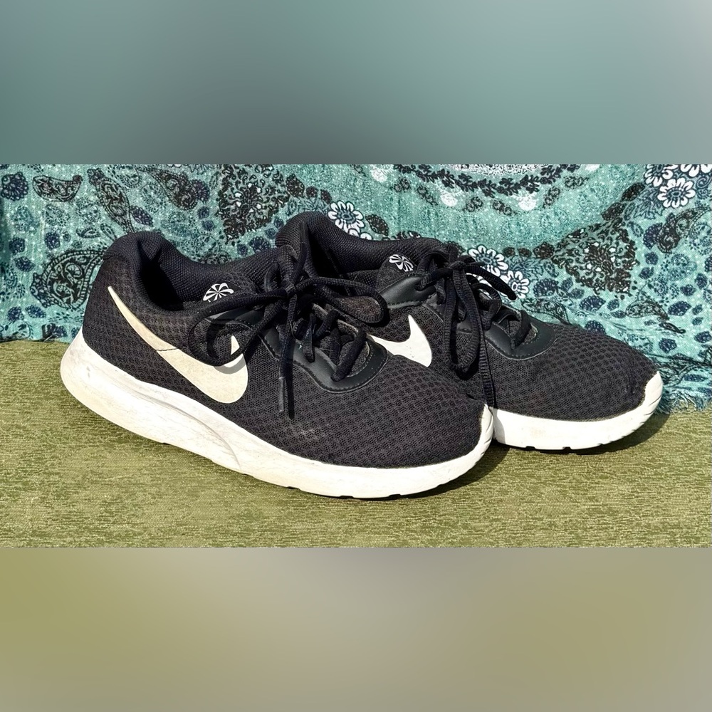 Nike Women's Black Mesh Sneakers with White Swoosh. Size 9